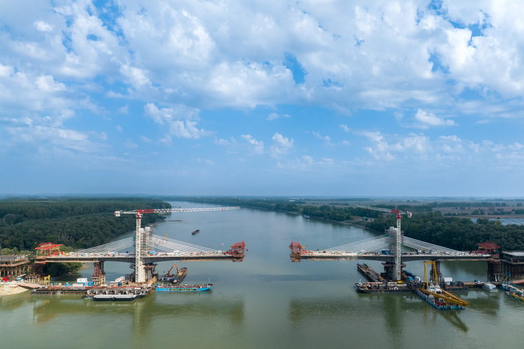 Magyarország legnagyobb hídépítési projektjében látványosan halad előre a Duna Aszfalt