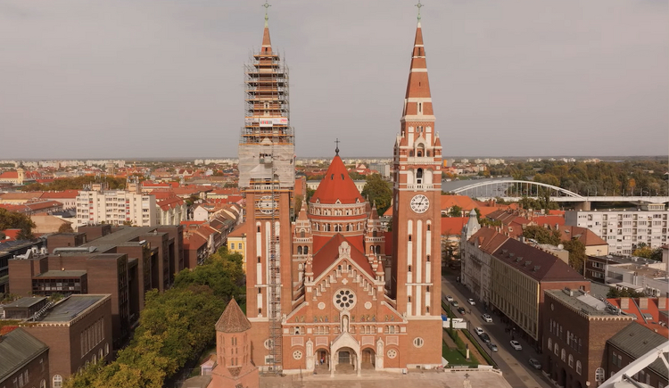 Karácsonyra befejeződött a Szegedi Dóm harangtornyainak felújítása