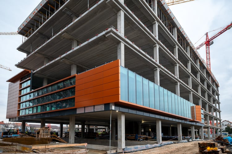 Látványos haladás: elkezdték az elemes homlokzat kialakítását a zuglói fejlesztés egyik épületén – FOTÓK