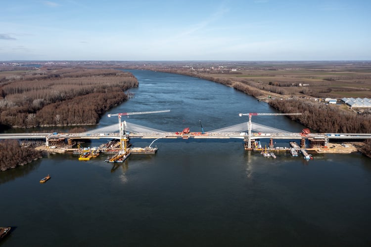 Elkészült a mederzárás az új Duna-hídon, létrejött a kapcsolat a paksi és a kalocsai part között