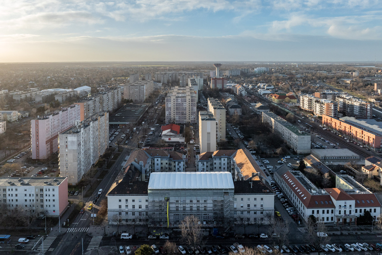 Fóliatakarás nélkül végzik a tetőfelújítást a Csepeli Kormányablak épületén  