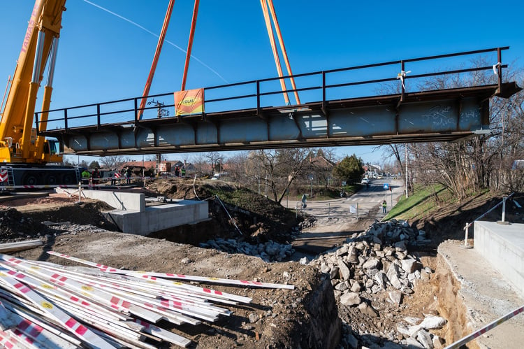 Helyére emelték az ideiglenes hidat a vasúti közlekedés biztosításához a Pest vármegyei városban 