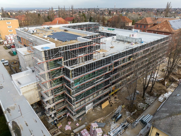 Már az épület végső formáját kialakító munkálatok zajlanak a székesfehérvári kórház fejlesztésén