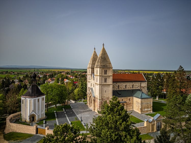 Az egyik leghíresebb magyar műemlék öltötte magára régi köntösét – teljesen elkészült a jáki templom restaurációja