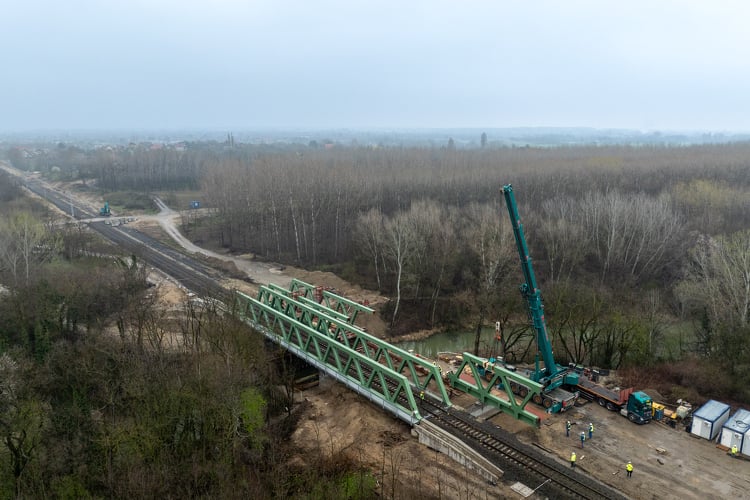 Épül a Budapest-Kelebia vasútvonal legnagyobb nyílású vasúti hídja