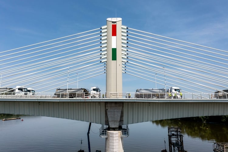 Látványos műveletekkel tesztelték Magyarország új Duna-hídját - fotók