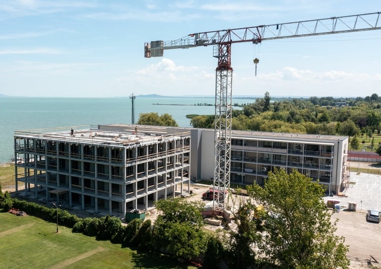 Előregyártott elemekből épül a Balaton déli partjának legújabb lakóparkja