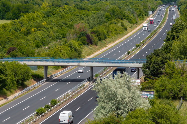 Nyáron a csúcsforgalmat elkerülve újítja fel az M7-es rövid szakaszát az MKIF 