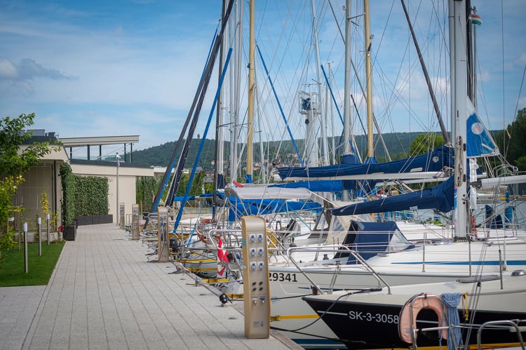 Mesterséges öböl és jachtkikötő épült a Balatonon