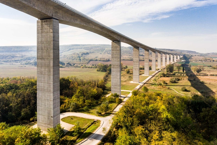 Gyakorlatilag kiemelik a helyéről a Kőröshegyi völgyhidat, indul a sarucsere 