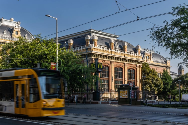 Kiemelt minőségű anyagokkal, látványos attrakciókkal nyílik újra a világ egyik legszebb McDonald’s étterme