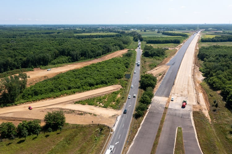 Már aszfaltoznak a keleti határig építendő M49-es gyorsforgalmi úton