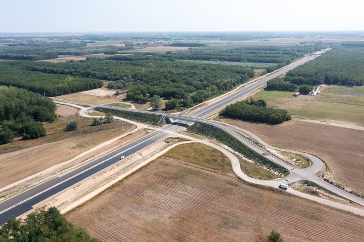 Már szinte mindenhol felkerült a legfelső aszfaltréteg az M44-es zárószakaszára