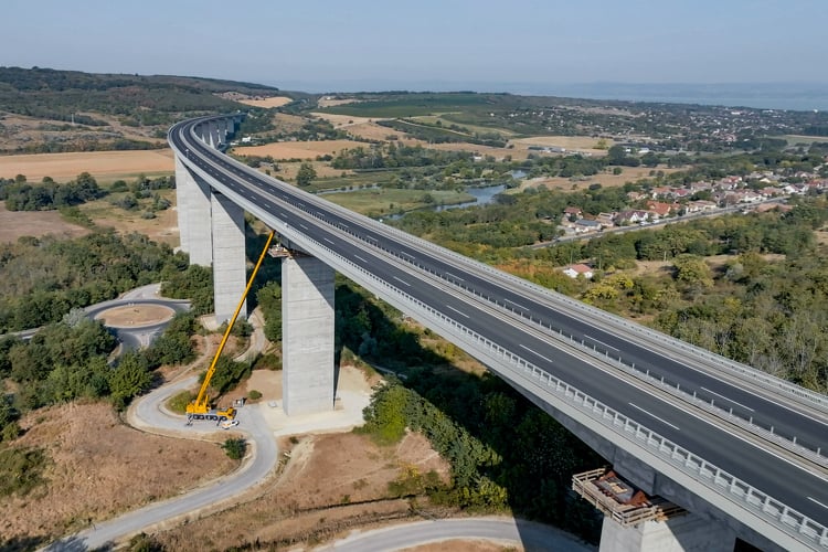 A tervezett ütemben zajlik a saruk cseréje a Kőröshegyi völgyhídon - FOTÓK