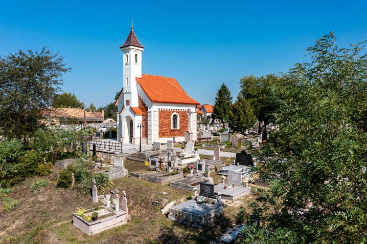 Ismét száz évig őrizheti a temető nyugalmát Vértesszőlős kápolnája