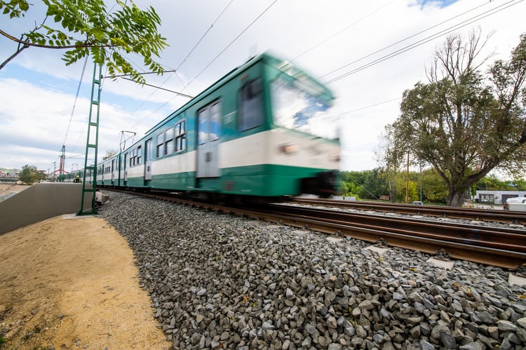 A gödöllői és a szentendrei HÉV összes megállója jegykiadó automatát kap