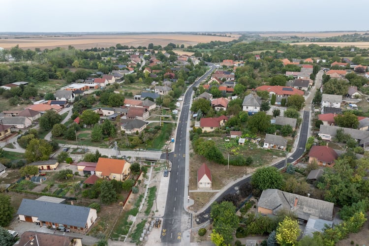 Kis település nagy projektje valósul meg – Útfelújítások, járda- és parképítés a Duna mentén