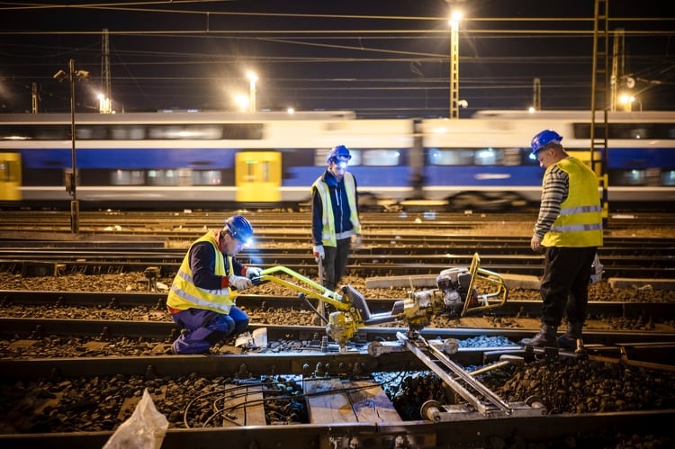 Félidőnél a Keleti pályaudvar vágányainak felújítása