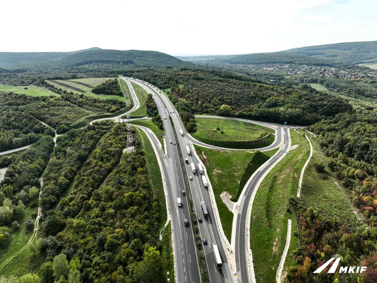 M1-es bővítés: 6 helyszínen 7 védett növényfaj él a pálya mellett, botanikus telepíti át őket