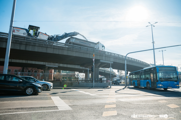 Flórián tér: nagygépekkel marták fel az aszfaltot a hídpályán - FOTÓK