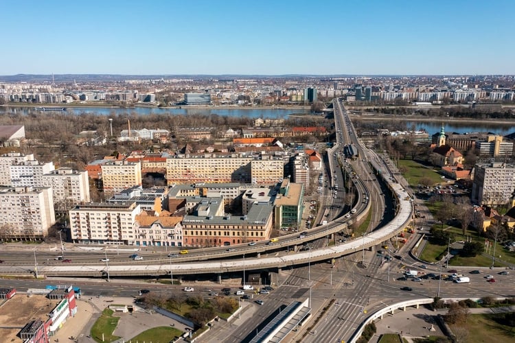 Már az alépítmények javítása is elkezdődött a Flórián téri felüljárón