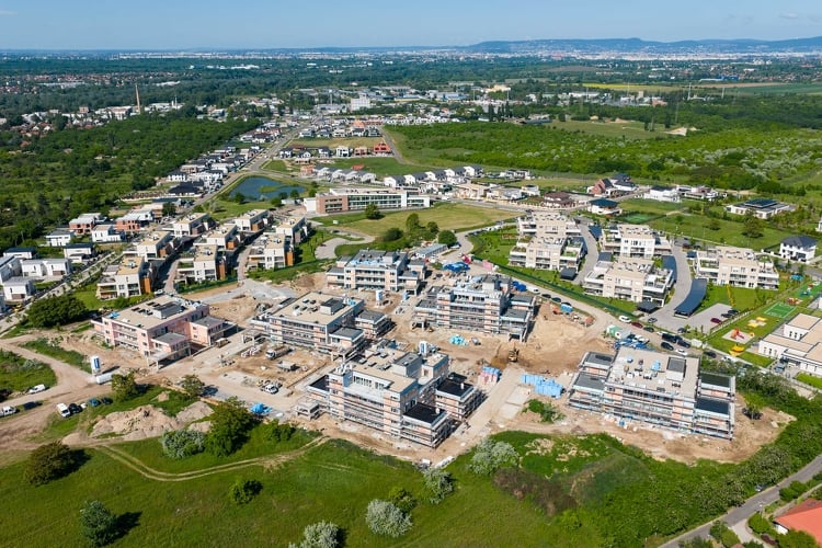 Közel 150 új lakást adnak át 2025-ben a főváros legnagyobb tavának közelében