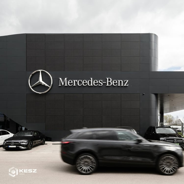 Újbuda új Mercedes-autószalonja homlokzatba integrált napelem-technológiával épült fel