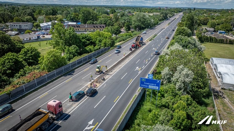 Acélkorlát helyett betonelemek – így lesz biztonságosabb az M7-es (fotók)