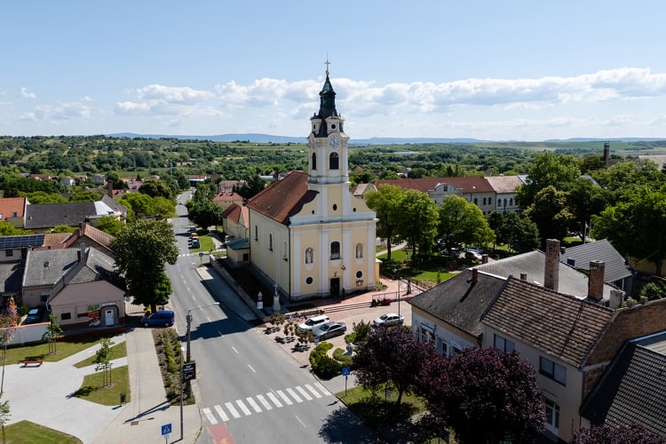 Megmentették Bicske barokk ékkövét: teljes felújításon esett át a Szentháromság templom