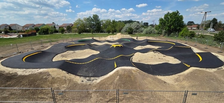 Így lesz Kiskunfélegyházán a város szégyenfoltjából modern sportpark
