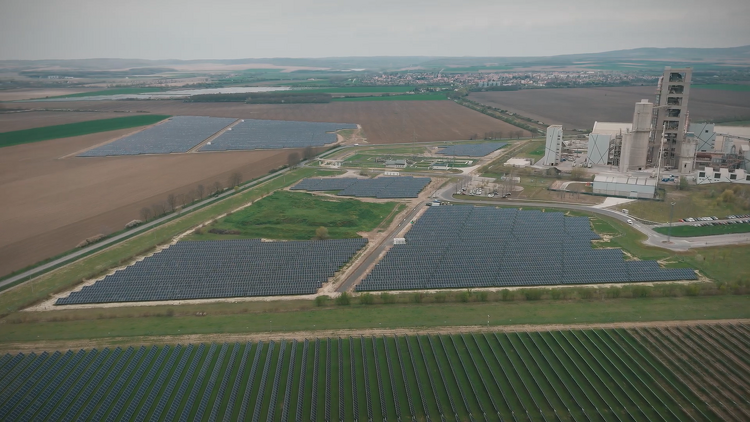 Napelempark adja az energiát a királyegyházi cementgyár működéséhez