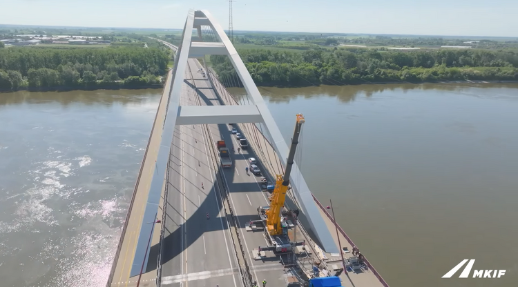 Videó: hídfelújítási munkák 50 méterrel a Duna felett