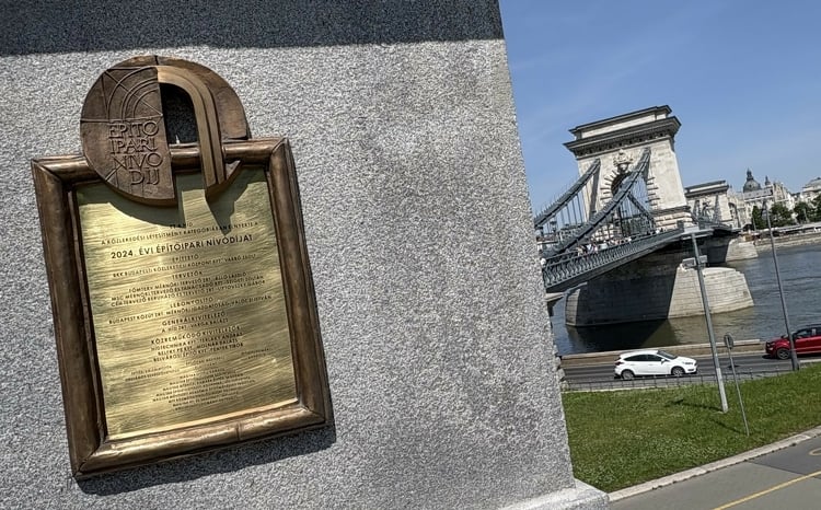 Felavatták a Lánchíd nívódíját jelző díszes bronztáblát