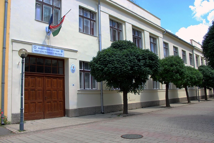 Felújítják és bővítik a makói Návay-technikum épületét