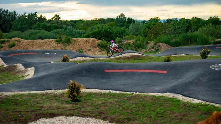 Közel félszáz bringapark kiépítését támogatja idén az állam