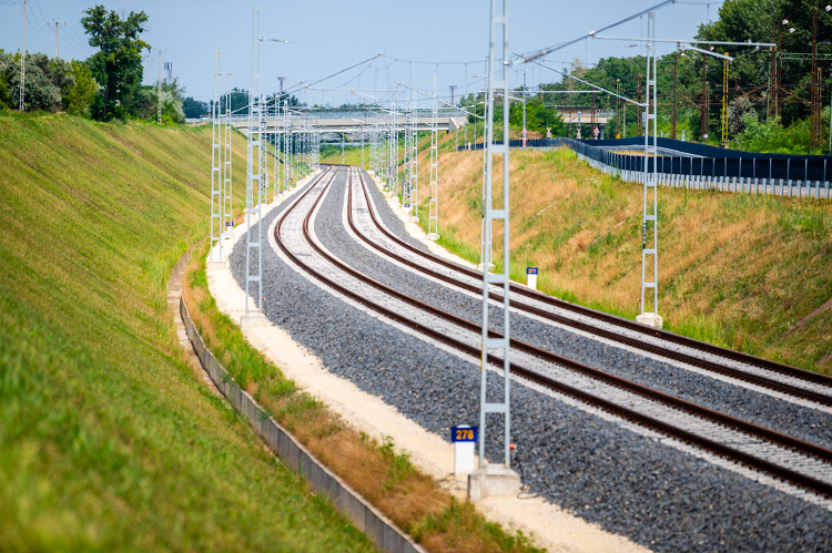 Tanévkezdésre felgyorsul a vasúti közlekedés a pécsi fővonal több szakaszán