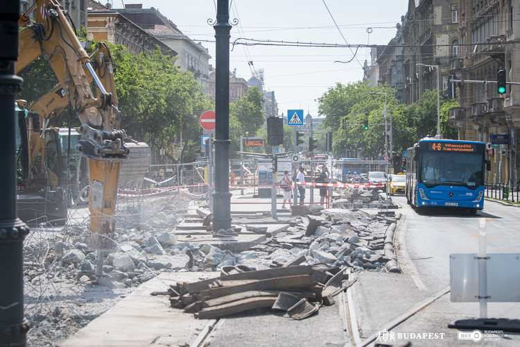 Második ütemébe ért a nagykörúti villamosvonal felújítása a Jászai Mari tér közelében
