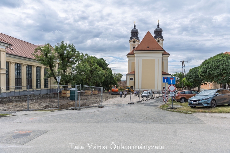Új csapadékvíz-elvezetés épül a tatai nagytemplom védelmére