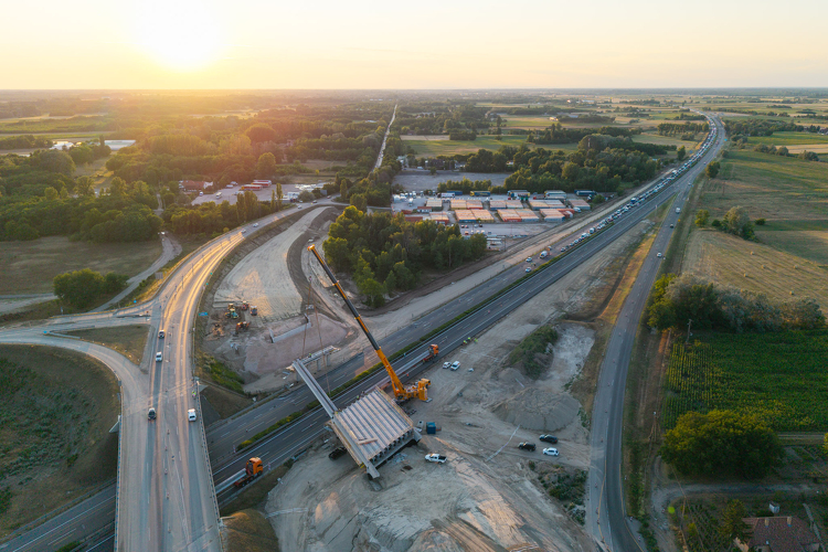 Ezért épül több mint 22 kilométernyi pálya egyetlen csomóponthoz az M5-ös autópályán