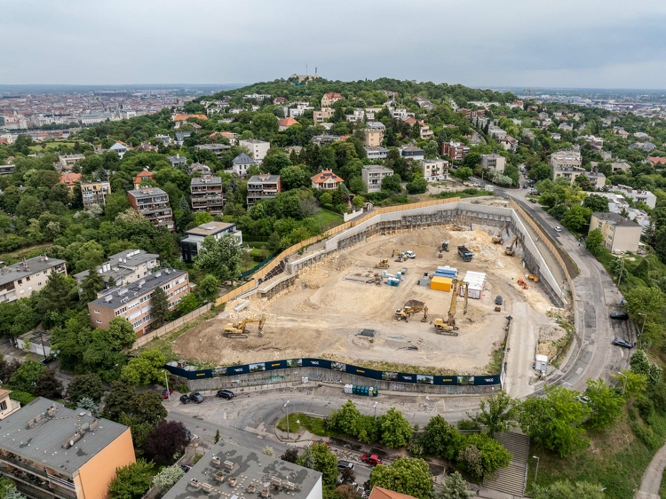 Eltűnőben a Gellért-hegyen ejtett tájseb – Lebontották a Munkásőrség parancsnoki épületét