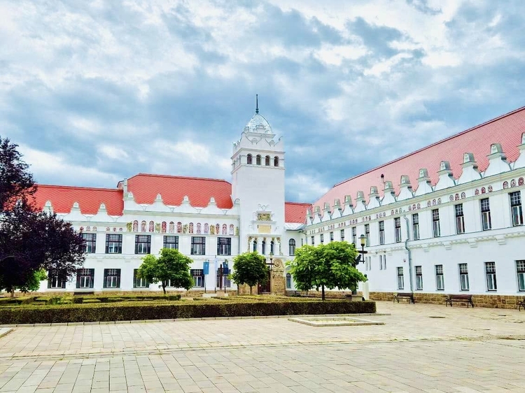 Történelmi rekonstrukció: megújult a Tokaj-Hegyalja Egyetem főépülete - FOTÓK