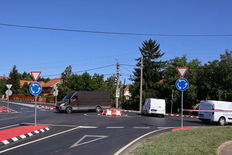 Új körforgalom épült a budai agglomerációban