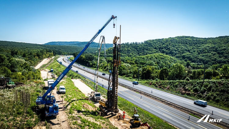 Intenzív cölöpözés zajlik az M1-es mentén a bővítés előkészítéseként