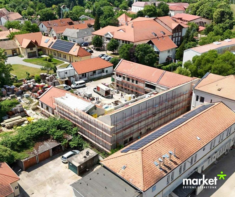 Nemes ügyet szolgálnak a megmaradt építőanyagok ebben a törökbálinti projektben