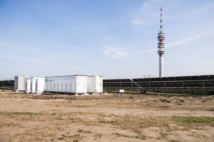 Világelső lett a magyar napenergia-arány, nagy szükség van energiatárolókra