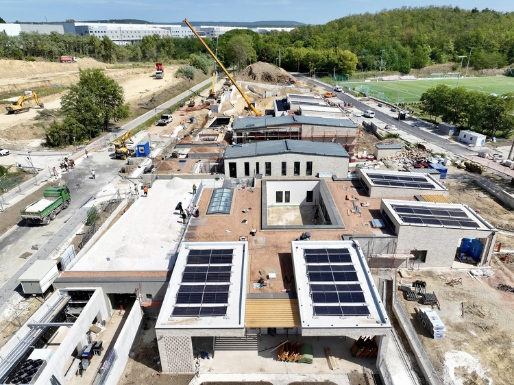 Nyugati oldalán már a kertet, keletin még a támfalat építik – így áll a Forrás utcai óvoda