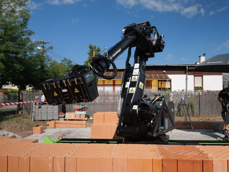Három nap alatt felhúzta egy fővárosi családi ház falait ez a robot - VIDEÓ