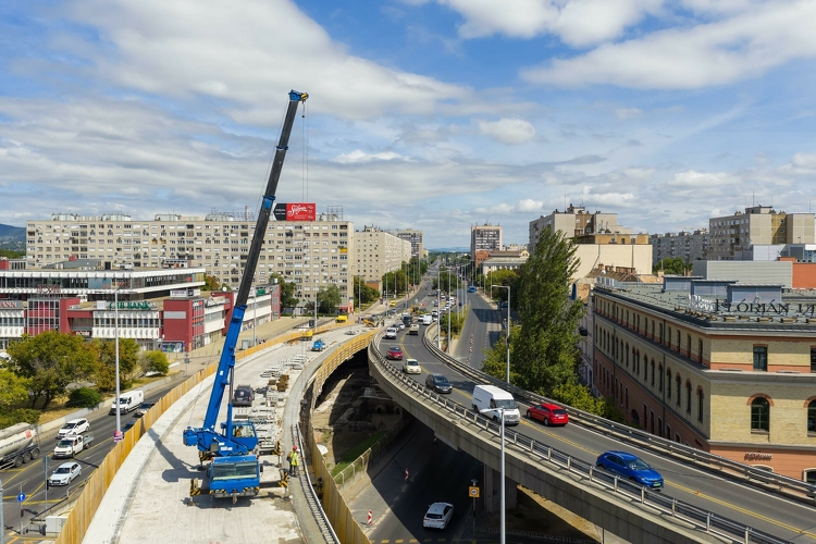 Megemelték a Flórián téri felüljárót