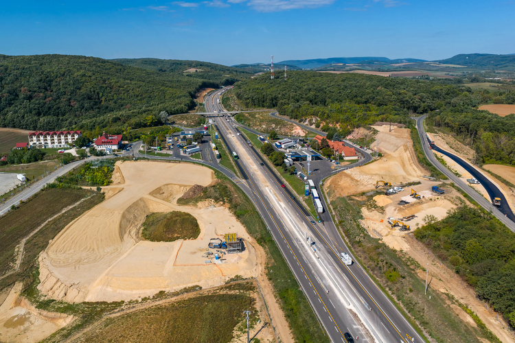 M1-es bővítés: öt szervezet közösen számolt be a történelmi léptékű útfejlesztés haladásáról