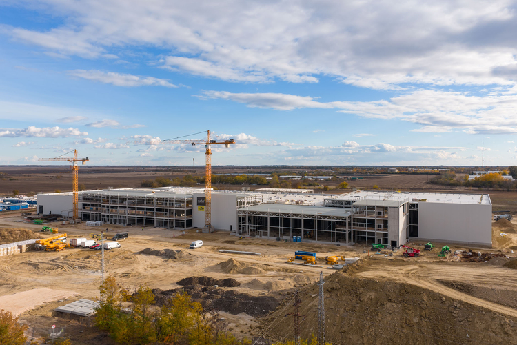 31 ezer négyzetméteres baromfiüzem érte el a szerkezetkész állapotot Szentesen